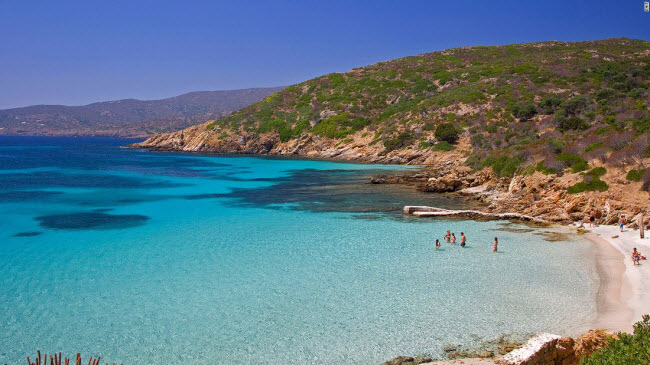 Cala Sabina, Asinara: Asinara là hòn đảo không có người sinh sống ở ngoài khơi múi tây bắc Sardinia. Nơi đây nổi tiếng với những con lừa bạch tạng và trong quá khứ từng là nơi sống của người bệnh phong&nbsp;và nhà tù. Nhưng hòn đảo này hiện trở thành điểm du lịch hấp dẫn với nhiều vịnh đẹp như Cala Sabina.