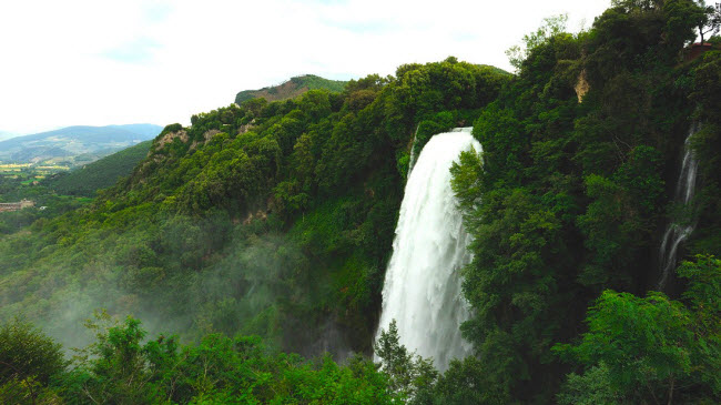 Cascata delle Marmore, Terni: Đây là thác nước nhân tạo được người La Mã xây dựng gần thị trấn Terni ở Umbria. Nó bao gồm 3 thác nước khác nhau với chiều cao 163 m. Nước cung cấp do các dòng thác được lấy&nbsp;từ sông Velino.