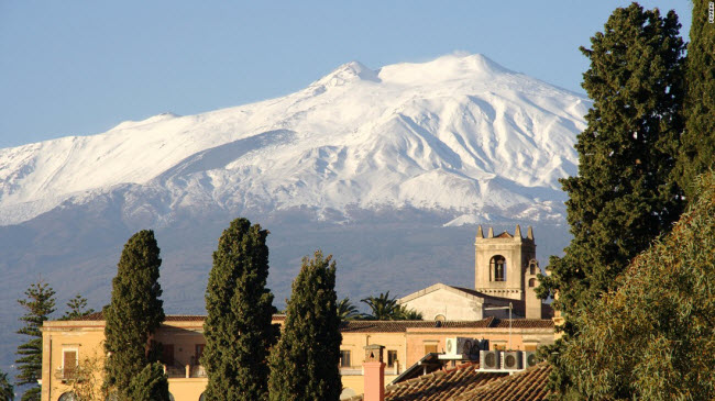 Núi Etna, Sicily: Núi Etna nhìn xuống thành phố Messina và Catania ở phía đông vùng Sicily. Với độ cao 3.329 m, đây là ngọn núi lửa đang hoạt động cao nhất ở châu Âu. Dung nham từ núi lửa là nguồn cung cấp dưỡng chất cho các vùng canh tác nông nghiệp xung quanh.