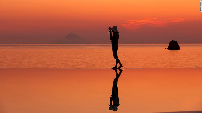 Vulcano, quần đảo Aeolian: Đảo Vulcano nằm ở cực nam của quần đảo Aeolian trên biển Tyrrhenian. Hoạt động núi lửa gần đây nhất trên đảo này xảy ra tại núi lửa Fossa vào năm 1890.