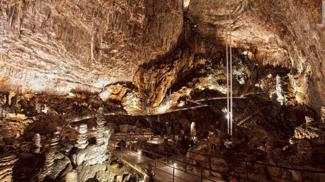 Grotta Gigante, Trieste: Grotta Gigante là hang động khổng lồ cao 107m, dài 130m và rộng 65m với nhiều nhũ đá bên trong. Hang động được khám phá lần đầu tiên vào năm 1840 và mở cửa cho du khách từ năm 1908.