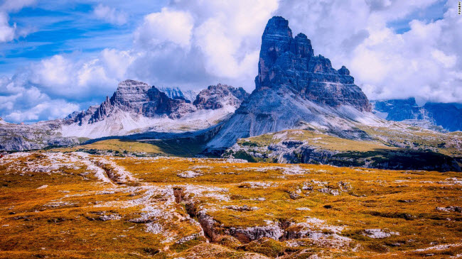 Dolomites: Đây là dãy núi ở miền đông bắc Italia, nổi tiếng với các hoạt động thể thao tuyết vào mùa đông cũng như leo núi và đi bộ đường trường vào mùa hè. Đỉnh cao nhất là Marmolada &#40;3.343 m&#41;.