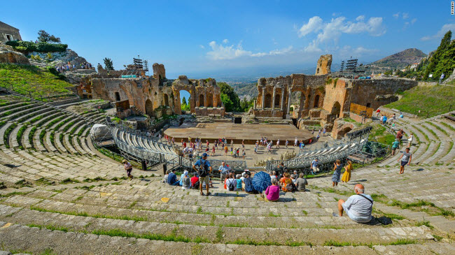 Taormina, Sicily: Taormina là điểm du lịch hấp dẫn tại bờ biển phía đông vùng Sicily. Nơi đây nổi tiếng với phong cảnh biển đẹp, lịch sử giao thoa giữa Hi Lạp và La Mã, bãi biển và ẩm thực đa dạng.