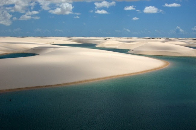 Nằm tại bang Maranhão ở đông bắc Brazil, vườn quốc gia Lençóis Maranhenses là một trong những địa điểm độc đáo và kỳ diệu nhất trên thế giới.