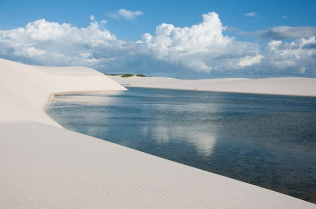 Nằm bên ngoài vùng lòng chảo Amazon, khu vực Lençóis Maranhenses thường có mưa vào đầu năm.