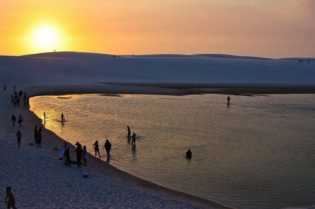 Một số hồ trong vườn quốc gia Lençóis Maranhenses có diện tích rất lớn như Lagoa Bonita, Lagoa da Gaivota và Lagoa Azul.