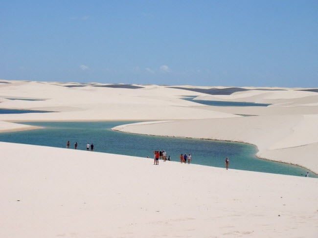 Thời điểm lý tưởng nhất để tham quan vườn quốc gia Lençóis Maranhenses là từ tháng 5 đến tháng 9, khi thời tiết nắng đẹp và các hồ vẫn đầy nước.