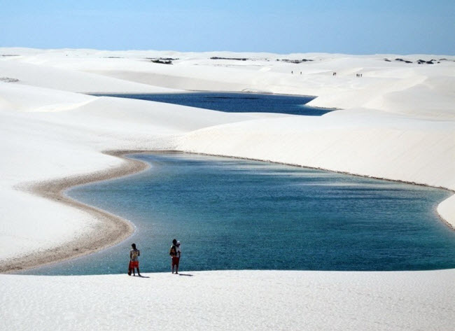 Tới vườn quốc gia Lençóis Maranhenses, du khách có thể tham gia nhiều hoạt động như tắm trong các hồ nước, đi xe địa hình trên cát và khám phá phong cảnh.