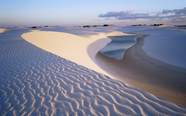 Lençóis Maranhenses trông nhưng phong cảnh ngoài hành tinh.