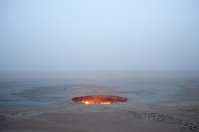 6. Cổng Địa ngục ở Turkmenistan:&nbsp;Được phát hiện ở làng Derweze, Turkmenistan, cánh cửa này được các kỹ sư Liên Xô coi là một khu khai thác dầu mỏ đầy hứa hẹn, đến khi một tai nạn đáng tiếc xảy ra vào năm 1971.