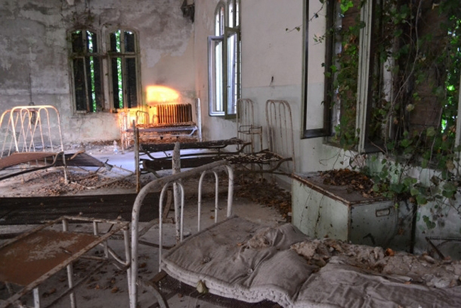 8. Đảo hoang Poveglia, Ý:&nbsp;Hòn đảo Poveglia ở biển hồ Venice được biết đến như là một trong những hòn đảo ám ảnh nhất trên thế giới. Hòn đảo nhỏ Poveglia ngày nay tiêu điều hoang vắng, chỉ còn những tòa nhà bỏ hoang trơ trọi với cỏ dại và bụi rậm xơ xác phủ kín. Lịch sử của nơi đây nghe như bước ra từ một câu chuyện kinh dị: trong trận đại dịch cái chết đen, có quá nhiều người bị thiêu xác và chôn ở đó, đến mức bây giời 50% đất trên đảo là tro cốt của người!