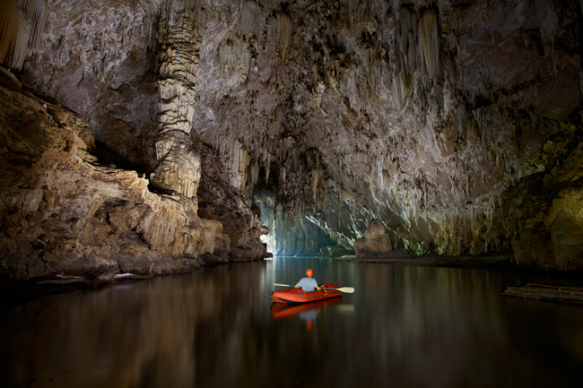 10. Hang dơi Phang Nga ở Thái Lan:&nbsp;Một trong những điểm thăm quan thu hút du khách nhất của Thái Lan là vịnh Phang Nga.&nbsp;Giữa những hòn đảo cùng những đầm phá xinh đẹp và an tĩnh, thích hợp để nghỉ dưỡng thư giãn, là một hang động dơi vô cùng bí ẩn.&nbsp;