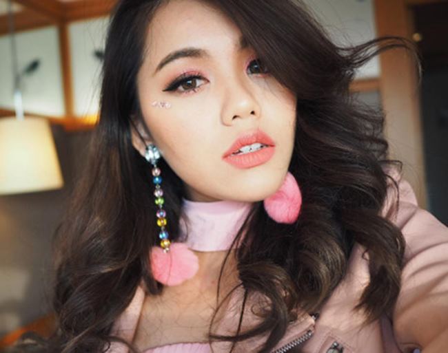 Wonderpeach là beauty blogger hàng đầu Thái Lan cũng nhờ tài dùng son phấn để hóa trang thành hàng loạt ngôi sao nổi tiếng