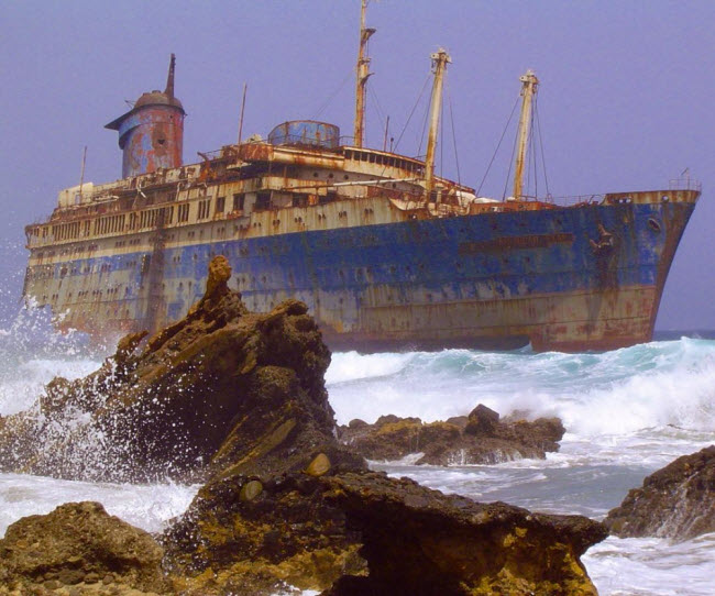 Tàu bỏ hoang gần Fuerteventura, quần đảo Canary.