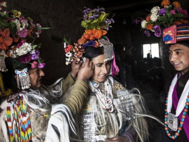 Bí ẩn về bộ tộc thoải mái đổi vợ sống trên dãy Himalayas