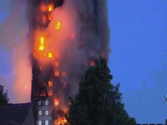 Nạn nhân vụ cháy London ôm nệm nhảy từ tầng cao xuống