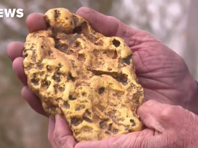 Người đàn ông Úc ”vớ bẫm” vì đào được cục vàng 4,3kg
