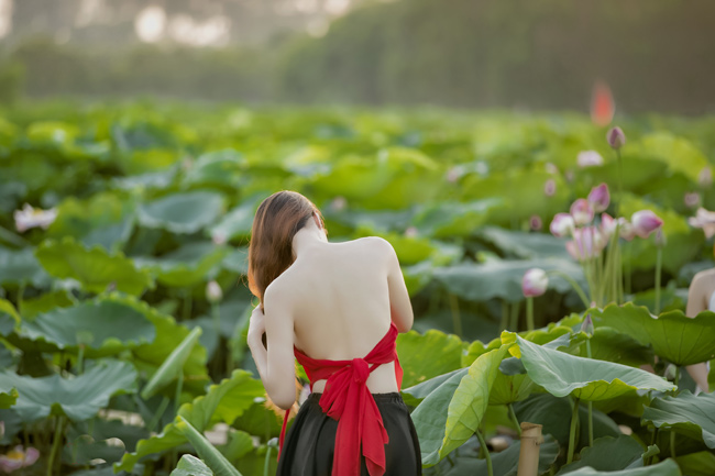 Họ không ngại lội bùn, thậm chí lăn, lê, bò, toài bên cầu gỗ để có được những bức hình để đời &#40;ảnh: Huy Hoàng Đoàn&#41;.&nbsp;