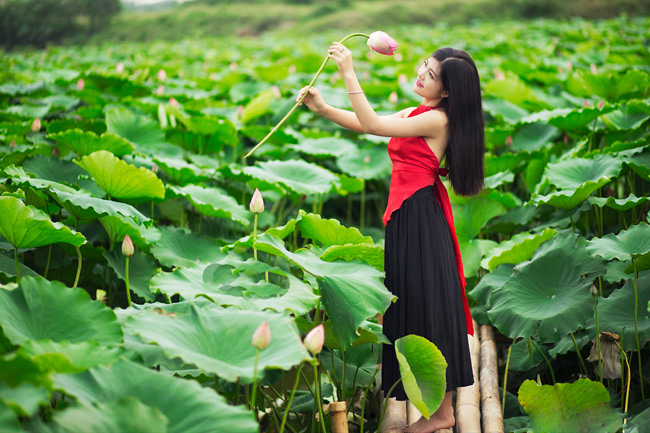 Dưới sự gợi ý của các phó nháy chuyên nghiệp, các cô gái dễ dàng chọn được góc ảnh đẹp nhất &#40;ảnh: Pai Trần&#41;.&nbsp;