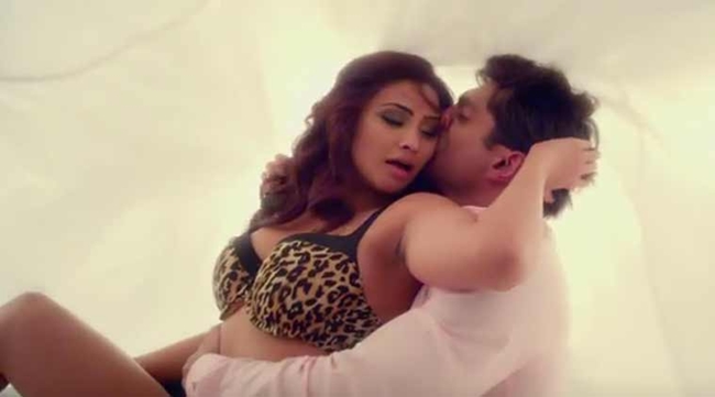 Khi Kaya &#40;Daisy Shah&#41; không muốn tiếp tục công việc phi pháp, cô bị người tình Saurav &#40;Karan Singh Grover&#41; bóp cổ tới chết.