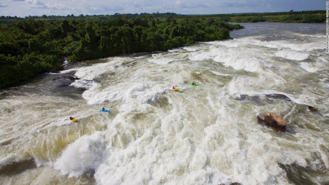 Ghềnh Inga trên sông Congo, Congo: Nhóm chèo thuyền kayak mạo hiểm do Steve Fisher đã cố gắng chinh phục ghềnh Inga, một trong những dòng nước nguy hiểm nhất thế giới.