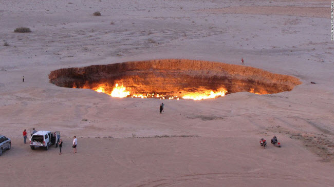 Cổng Địa ngục, Turkmenistan: Hơn 4 thập kỷ sau khi các nhà khoa học khoan, tạo ra hố Darvaza và đốt khí gas bốc lên, ngọn lửa vẫn cháy cho đến ngày nay.