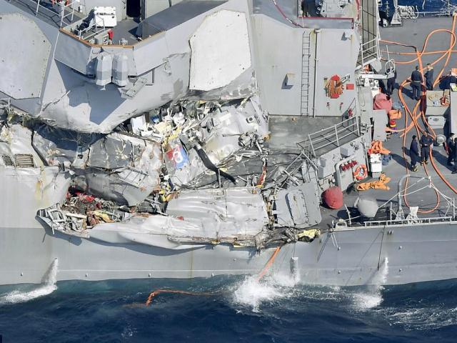 Cận cảnh chiến hạm 1,5 tỷ USD Mỹ bị tàu hàng đâm hỏng nặng