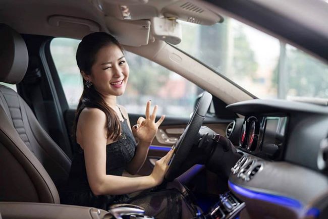 Tại thời điểm ra mắt, E200 được tạp chí danh tiếng của Đức Auto Bild là“mẫu xe đẹp nhất thế giới”. Chiếc xe sở hữu vẻ ngoài khá sang trọng, được nhấn mạnh ở lưới tản nhiệt và cản trước.&nbsp;