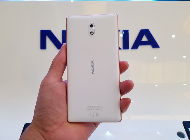 Trong ảnh là chiếc Nokia 3 có giá thành phải chăng nhất trong bộ 3 sản phẩm ra mắt lần này.