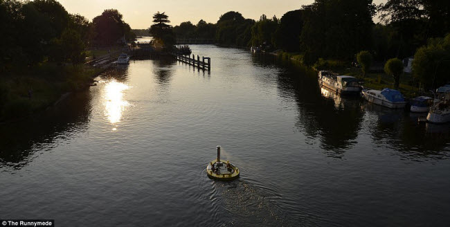 Tàu nhỏ kiêm bể tắm nước nóng trên sông Thames ở London, Anh. Đây là dịch vụ của khách sạn Runnymede.