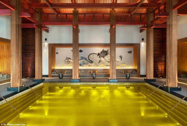 Bể tắm nước nóng Năng lượng vàng tại St Regis Lhasa Spa ở Tây Tạng, có hệ thống phun nước và được cho thêm muối.