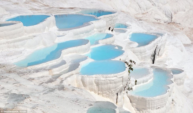 Bể tắm nước khoáng tự nhiên theo hình bậc thang tại Pamukkale, Thổ Nhĩ Kỳ.