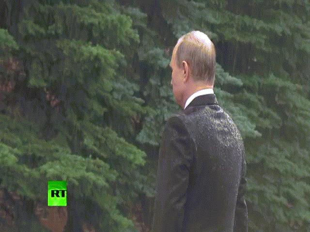 Mưa trắng trời, Putin đầu trần viếng mộ liệt sĩ vô danh