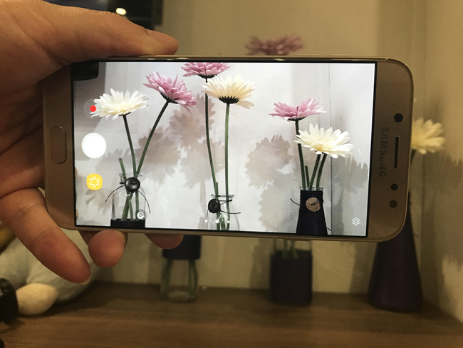 Galaxy J7 Pro nâng cấp camera trước và sau lên đến 13MP, ống kính khẩu độ lớn và tự động lấy nét. Camera sau thừa hưởng khẩu độ f/1.7 từ Galaxy S8 cho những bức ảnh xuất sắc ngay trong điều kiện thiếu sáng, trong khi camera trước với khẩu độ f/1.9 tích hợp đèn LED flash, cùng tính năng selfie bằng cảm ứng bàn tay và các chế độ làm đẹp, mang lại hình ảnh selfie lung linh và sắc nét kể cả trong bóng tối.

Về camera thì ảnh chụp sắc nét hơn, còn camera trước thì có thêm flash, hỗ trợ selfie bằng bàn tay và selfie nhóm