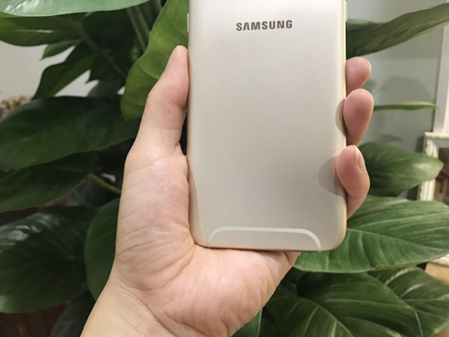 Galaxy J7 Pro tăng cường tiện ích bảo mật thông tin cho người dùng với Thư mục bảo mật để lưu trữ tệp và các ứng dụng riêng biệt. Galaxy J7 Pro được cung cấp năng lượng bởi pin 3600 mAh, đem tới thời lượng pin dài. Điện thoại cũng hỗ trợ các kết nối cơ bản như Bluetooth, Wifi,…