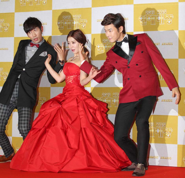 Người đẹp Son Ami trên thảm đỏ KBS Drama Awards 2013 tạo dáng hài hước cùng các đồng nghiệp theo đúng lĩnh vực diễn viên hài của cô.