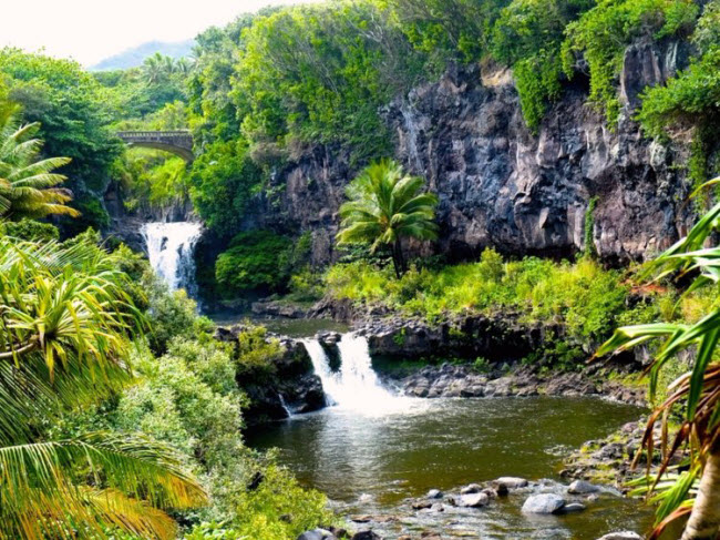 Seven Sacred, Hawaii: Các bể bơi&nbsp;nước ngọt nằm ở trung tâm vườn quốc gia Haleakala ở Maui. Chúng được bao quanh bởi rừng trúc, thác nước và phong cảnh nhiệt đới.