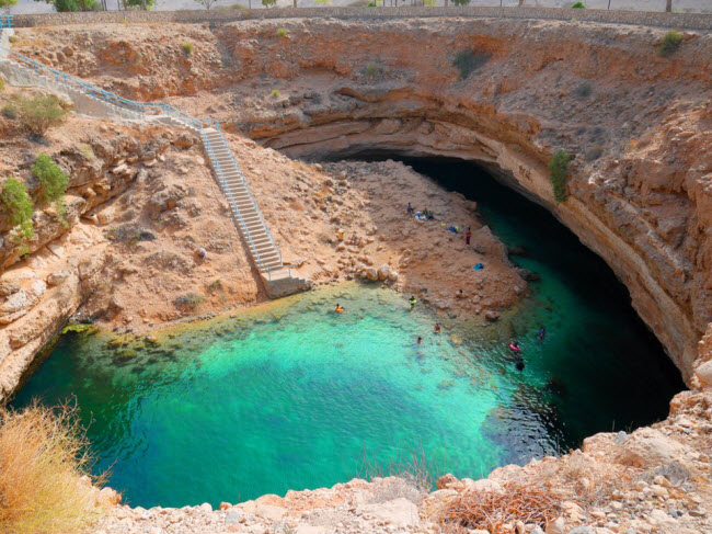 Bimmah Sinkhole, Oman: Nằm trong cấu trúc đá vôi rỗng, bể bơi tự nhiên này có nước cực kỳ sạch. Vì ở cạnh biển, nên nước trong hồ có độ mặn cao và có một số loài cá sinh sống.