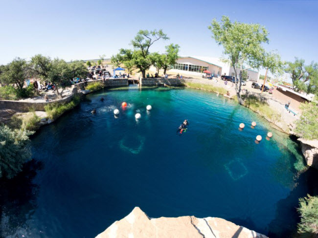 Blue Hole, Mỹ: Hàng nghìn thợ lặn đổ tới hồ bơi này mỗi năm để khám phá các hang động ngầm dưới nước.