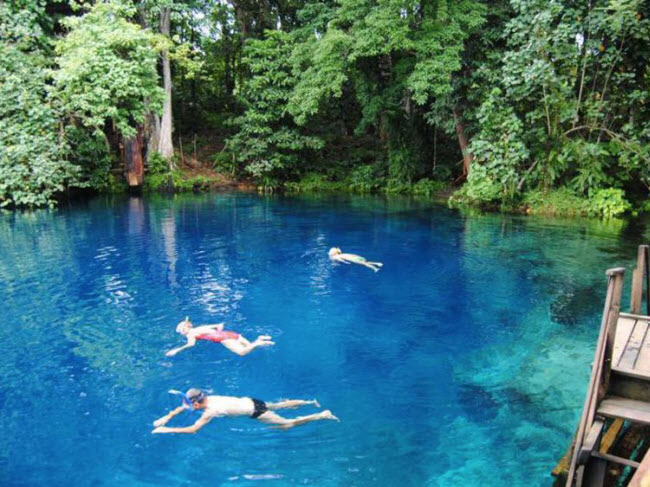 Nanda Blue Hole, Vanuatu: Hồ Nanda Blue Hole với nước trong xanh trở thành điểm du lịch hấp dẫn tại Vanuatu, đặc biệt với những người thích lặn ống thở. Bể bơi tự nhiên này cũng có quán bar, máng trượt và quán cà phê.