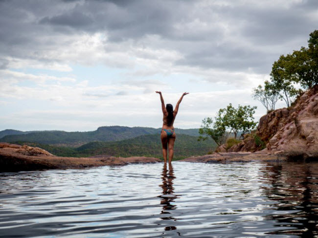 Thác Gunlom, Australia: Từ trên thành bể bơi này, du khách có thể chiêm ngưỡng phong cảnh rộng lớn ở Australia. Ngâm mình trong bể bơi cũng là cách hiệu quả để tránh nhiệt độ nóng bức ở đây.