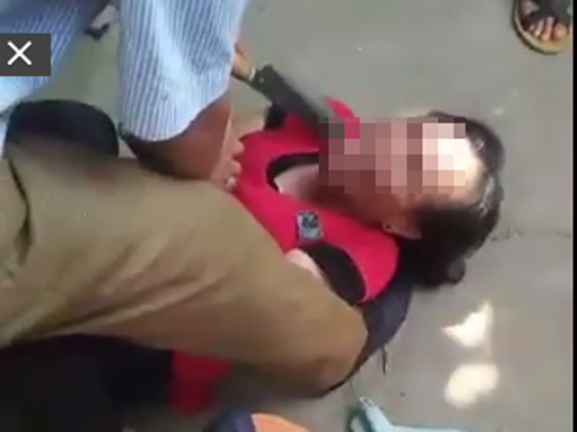 Clip: Người dân dí dao vào cổ người phụ nữ nghi bắt cóc trẻ em