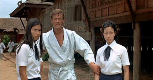 Nguyên Thu &#40;phải&#41; trong bộ phim 007 The Man with the Golden Gun &#40;1974&#41;.