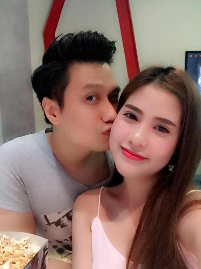 Ngoài đời, Trần Hương có phong cách ăn mặc rất sexy và gợi cảm. Cô thường xuyên đăng ảnh tình tứ cùng chồng trên Facebook cá nhân.