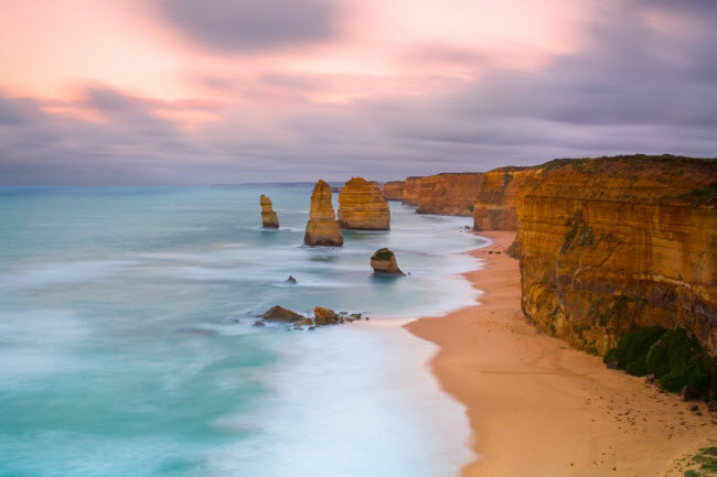 Khung cảnh lúc rạng đông trong công viên biển quốc gia Twelve Apostles ở Australia.