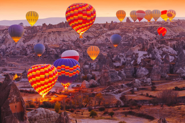 Những chiếc khinh&nbsp;khí cầu bắt đầu hành trình trong ngày mới vào lúc sáng sớm tại núi Cappadocia, Thổ Nhĩ Kỳ.