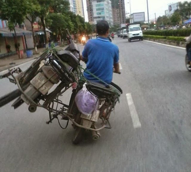 Hàng ngày anh &#34;oằn mình&#34; trên con đường đấy.