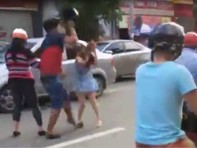 Clip: Va chạm xe, thanh niên cầm MBH đập đầu cô gái giữa phố