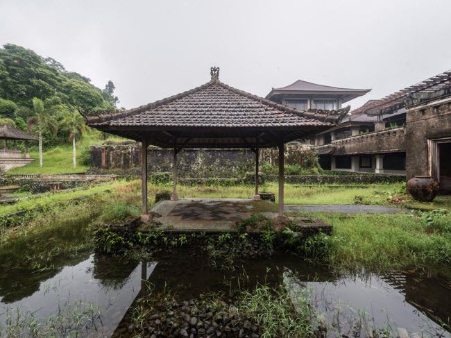 Không gian huyền bí xung quanh khách sạn “ma” trên đảo Bali.