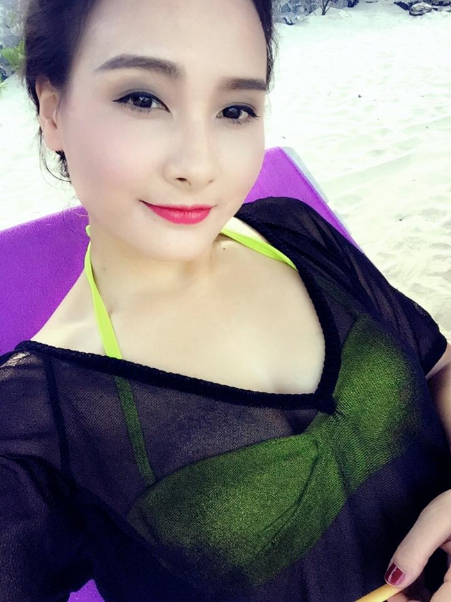 Dù trải qua một lần sinh nở song người tình màn ảnh của Việt Anh vẫn giữ được thân hình thon gọn.